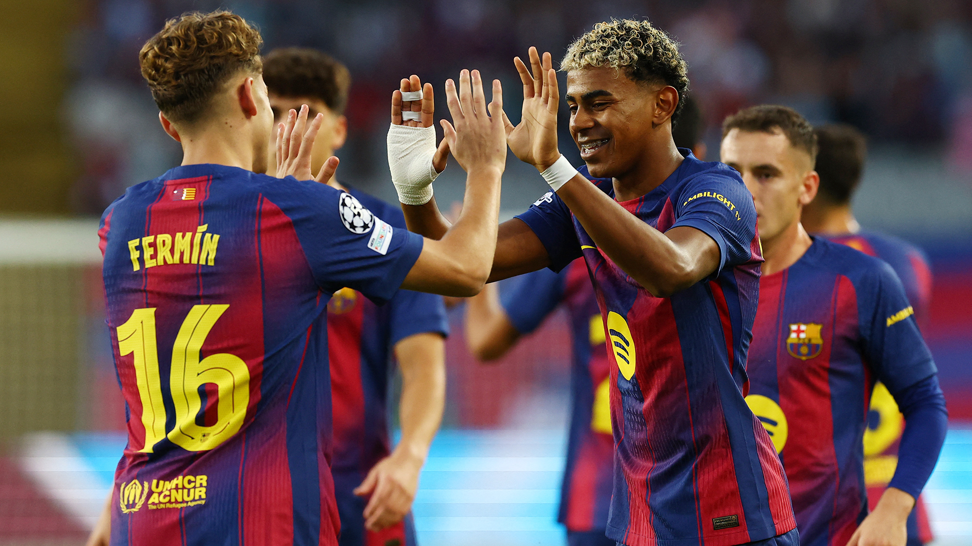 Fermín López y Lamine Yamal festejan un gol durante el partido entre FC Barcelona y Olympiacos.